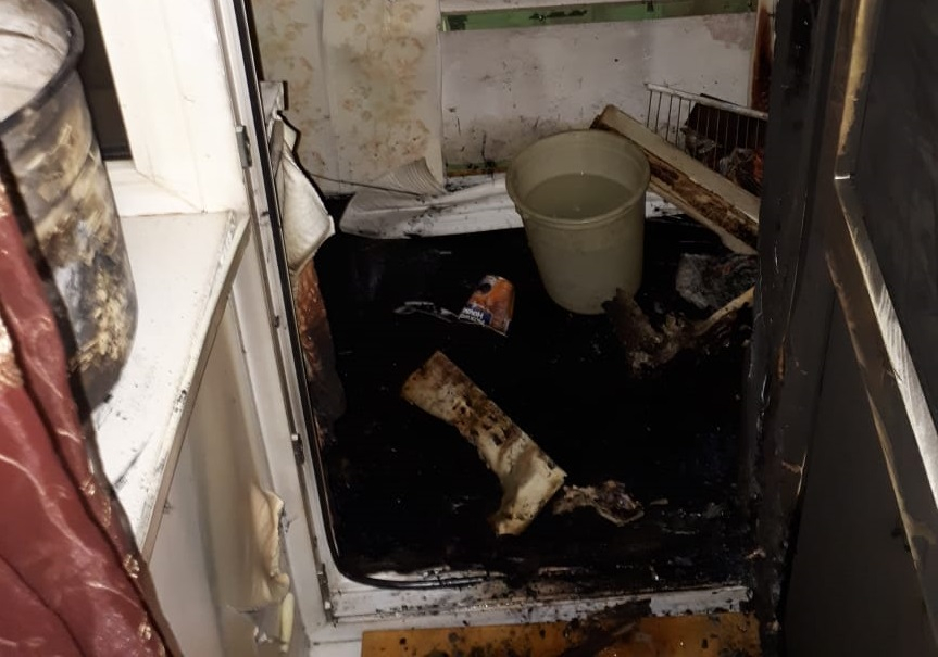«Герои не носят плащи»: пожарные вытащили йошкаролинца из полыхающей квартиры на Лебедева