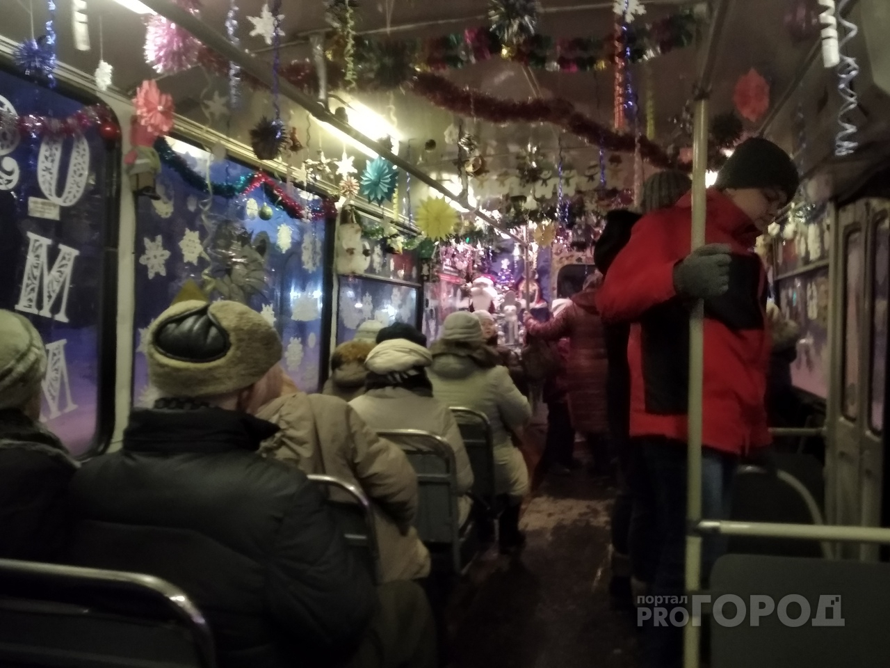 Фото дня: по Йошкар-Оле разъезжает рождественский троллейбус