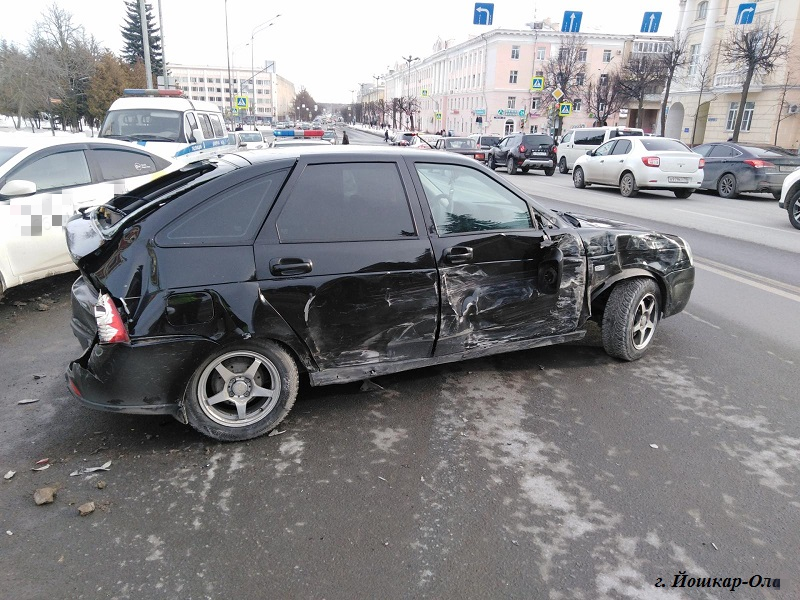 В ДТП с четырьмя легковушками на Ленинском проспекте пострадал йошкаролинец