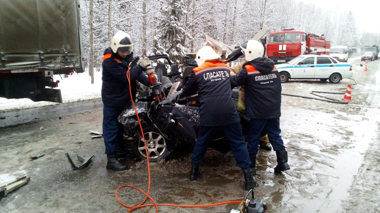 Спасатели деблокировали водителя Приоры, после столкновения с Volvo на трассе «Вятка»