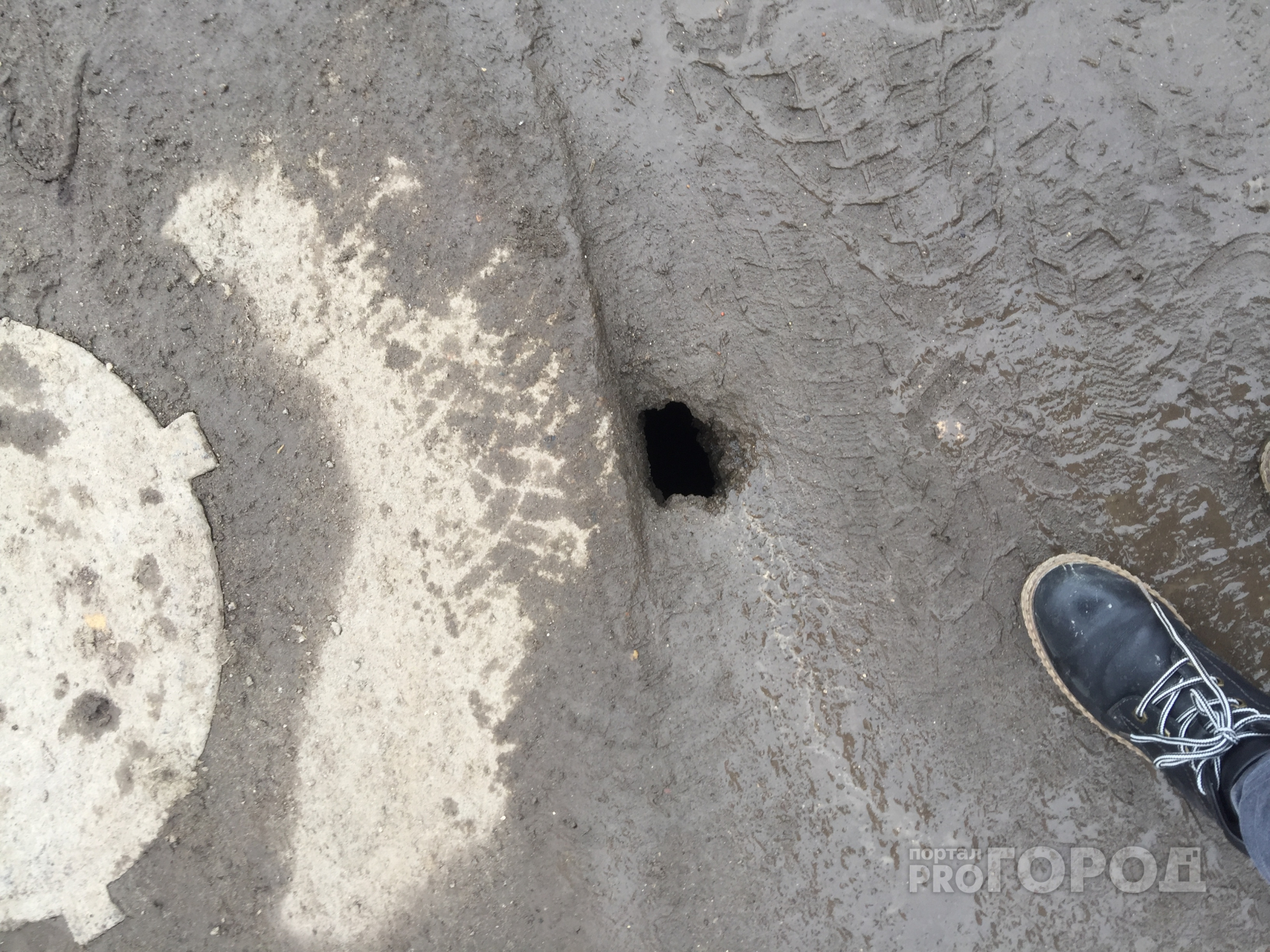 Йошкаролинка наткнулась на яму в асфальте глубиной два метра