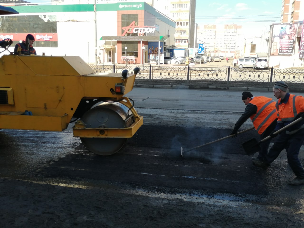 В Йошкар-Оле ремонтируют дороги горячей асфальтобетонной смесью