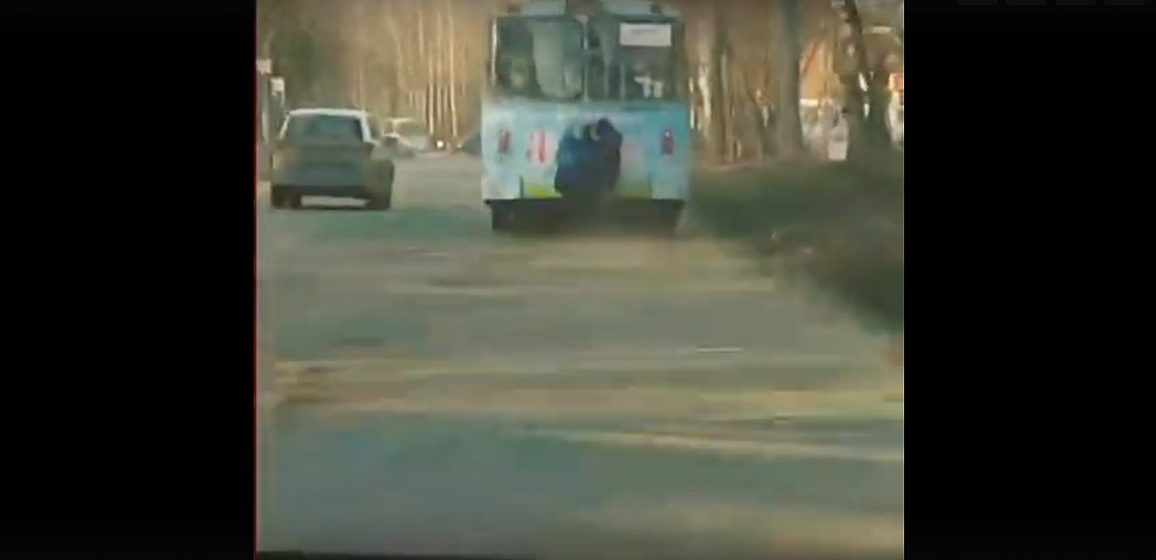 Йошкар-олинские подростки проехались "зайцем" на троллейбусе