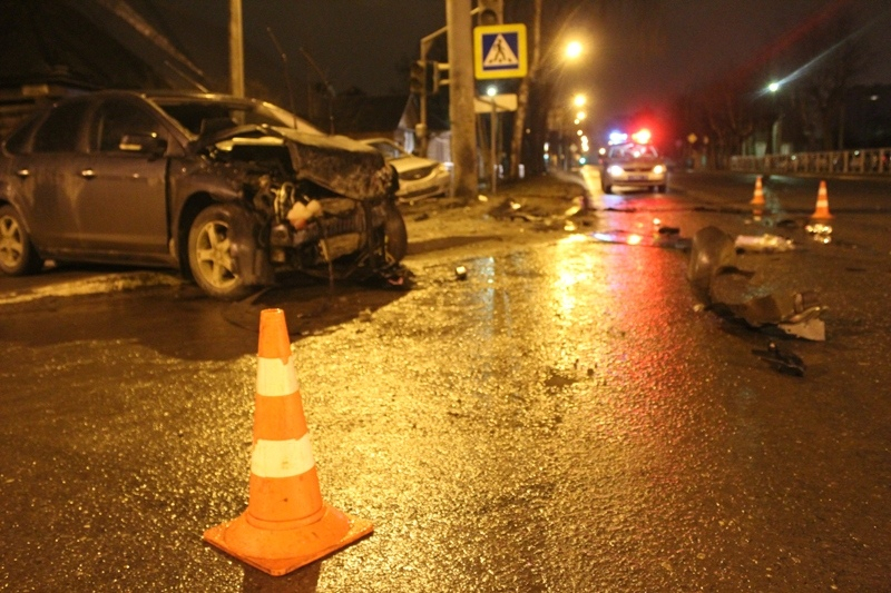 Ночью в Йошкар-Оле столкнулись две иномарки: четыре человека пострадали