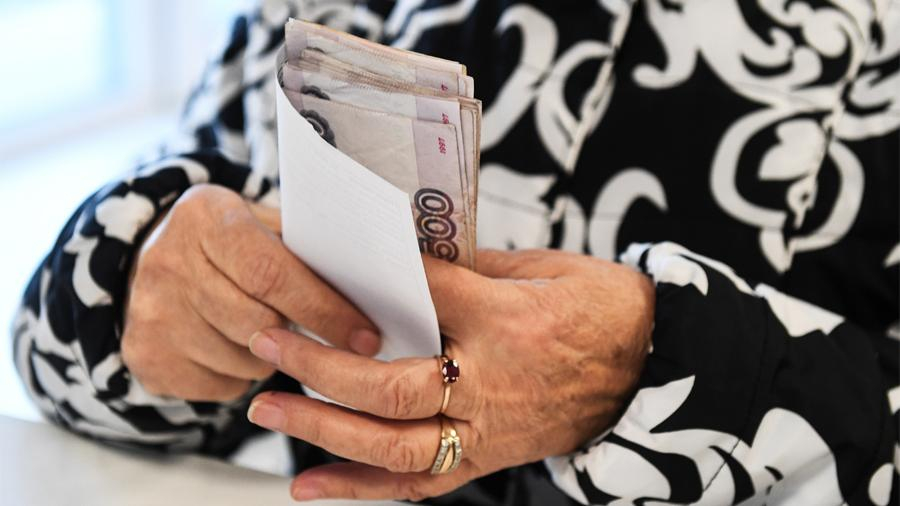 Накопительную пенсию россиян снизят из-за долголетия