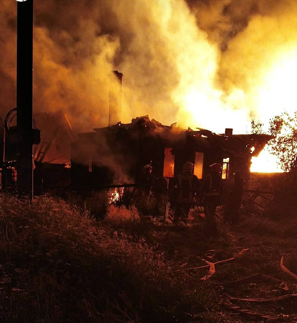 Ночью в пригороде Йошкар-Олы пожар охватил несколько домов
