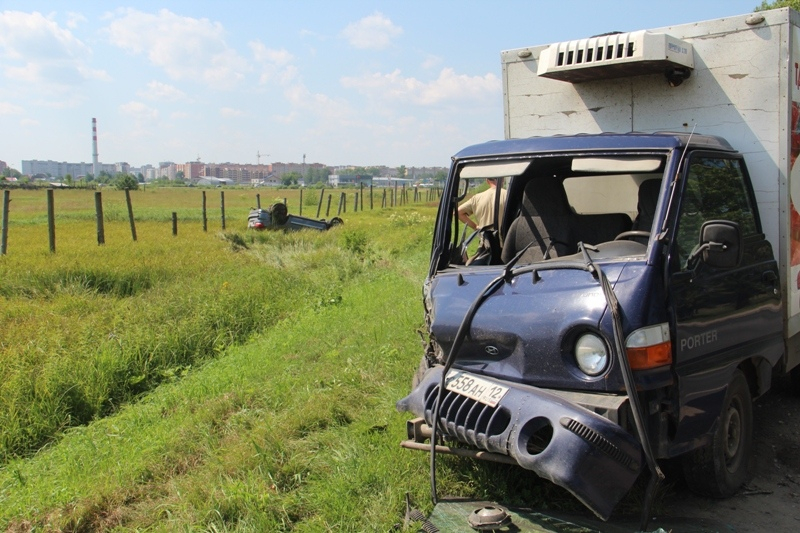 На трассе «Йошкар-Ола – Уржум» столкнулись Jeep и грузовик: есть пострадавшие