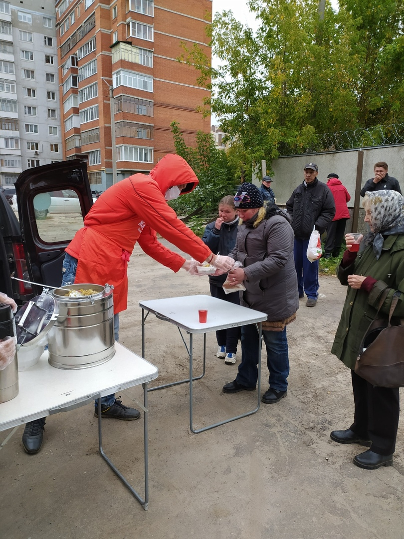 Волонтеры раздают бесплатные обеды йошкаролинцам