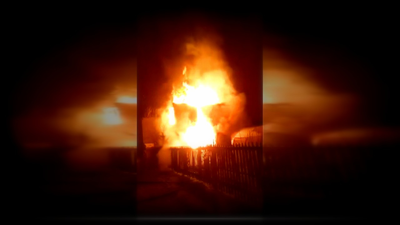 Полыхало до полуночи: в Йошкар-Оле "печка" уничтожила дом
