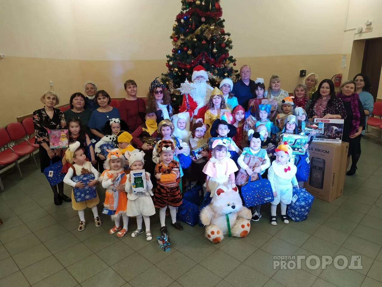 Жители Марий Эл собрали подарки и исполнили новогодние желания детей «Теплого дома»