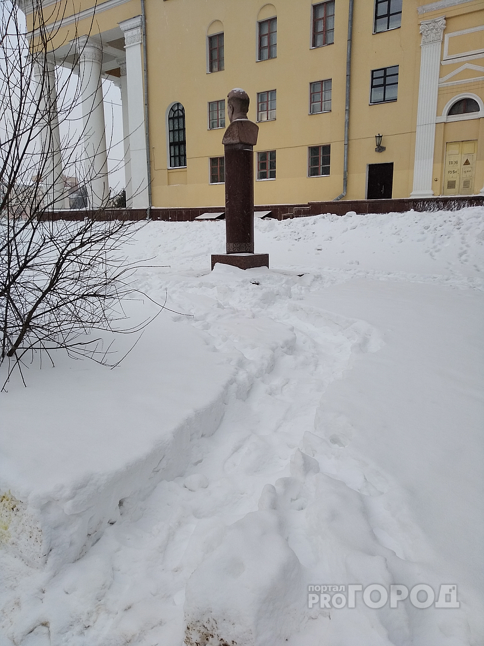 Йошкаролинец о засыпанном снегом памятнике Шкетану: «Так мы чтим память предков?»
