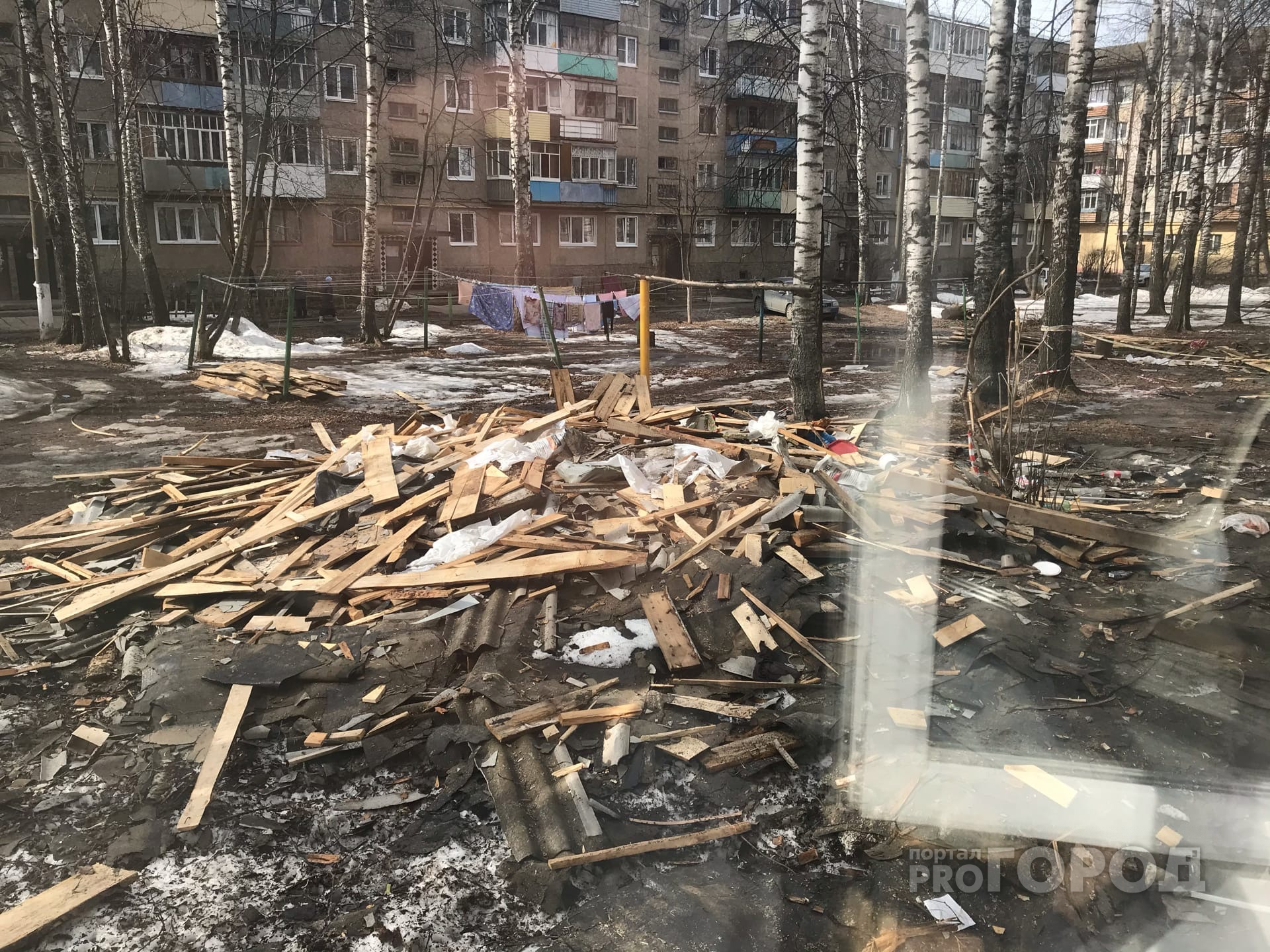 В Йошкар-Олинском дворе коммунальщики оставили гору строительного мусора