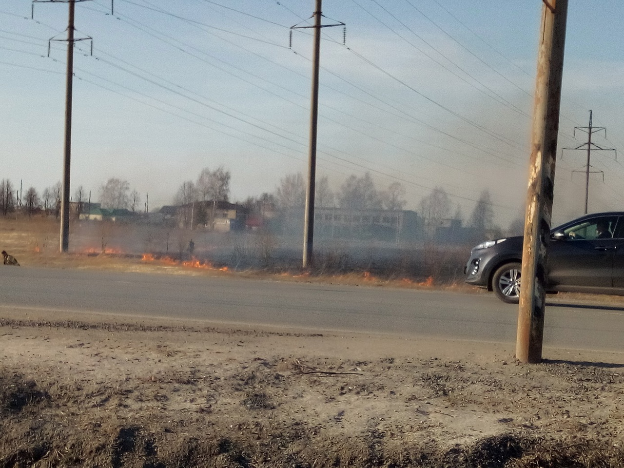 Пожарные в Йошкар-Оле тушили загоревшееся поле сухой травы