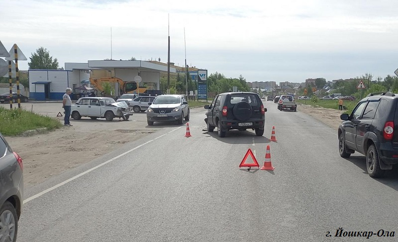 «Пассажира и водителя госпитализировали»: известна предварительная причина ДТП на Садовой в Йошкар-Оле