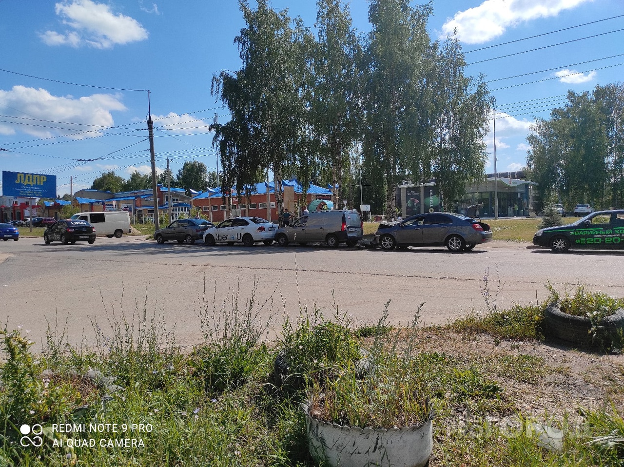 «Там постоянно бьются машины!»: на Суворова в Йошкар-Оле столкнулись сразу четыре автомобиля