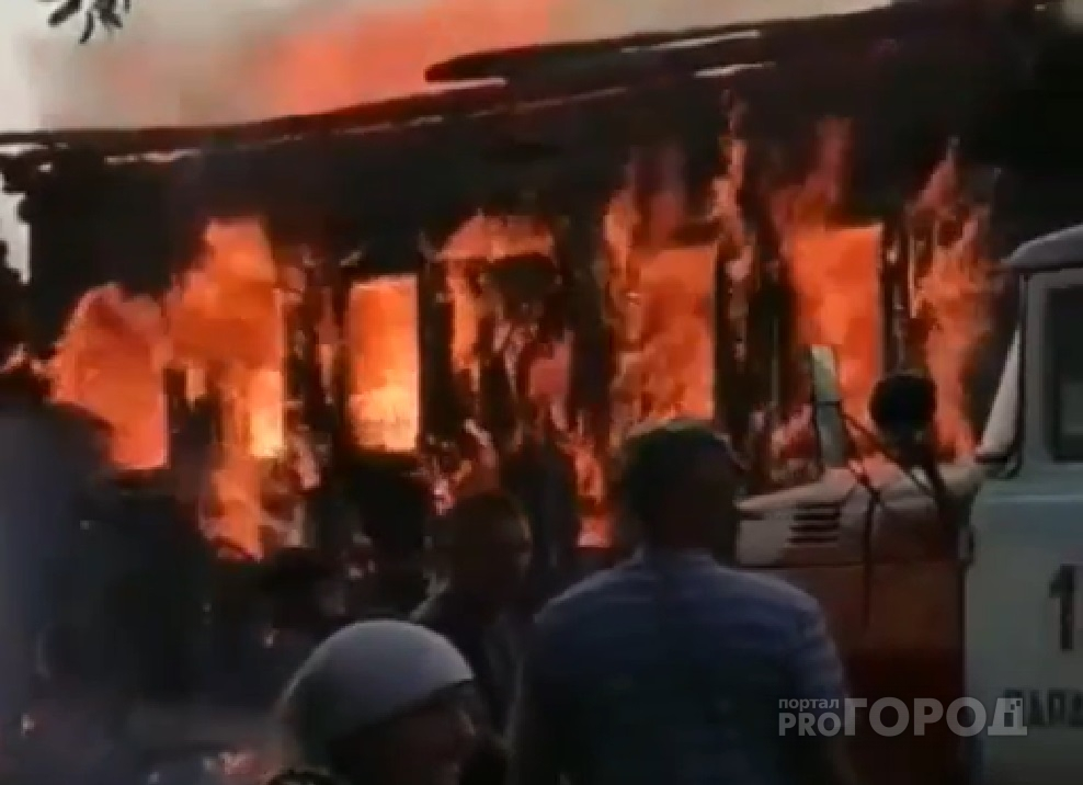«Огонь валил из каждого окна»: в Параньгинском районе загорелся жилой дом