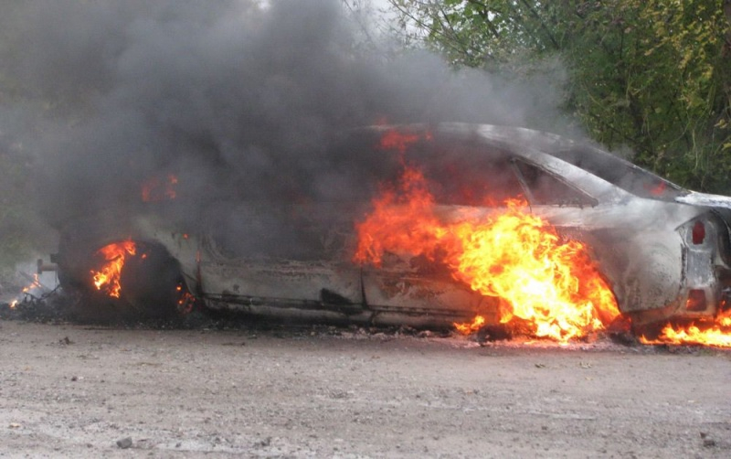 «Из отсека двигателя валил дым»: на Карла Либкнехта в Йошкар-Оле вспыхнул автомобиль
