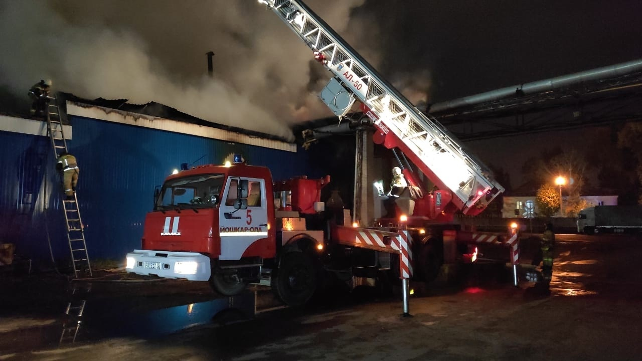 Около 30 пожарных тушили полыхающую пилораму на Соловьева в Йошкар-Оле