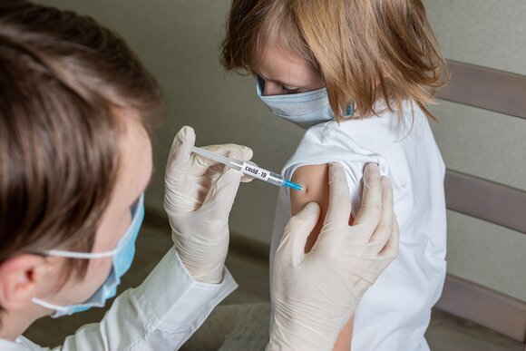 Массовая вакцинация детей от «короны» в России не будет эффективной