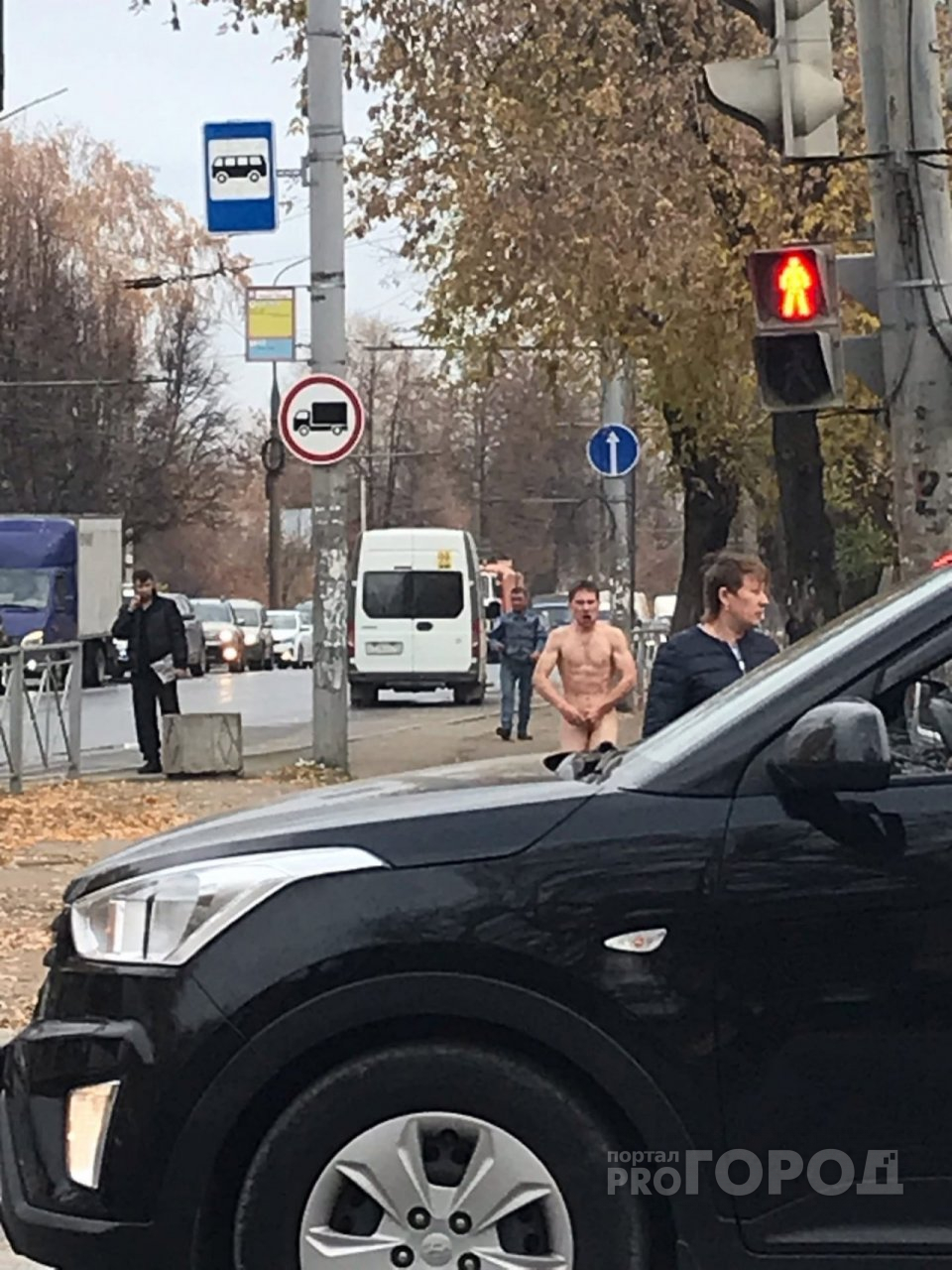 В девятом микрорайоне Йошкар-Олы по проезжей части бегал голый мужчина