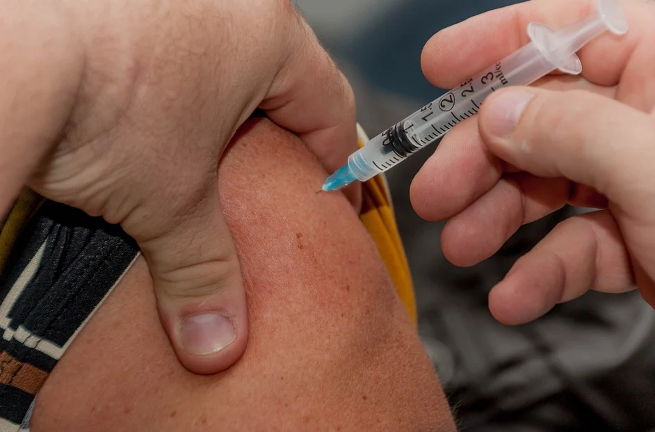 «Прививки всем!»: кормящие матери теперь могут делать прививку от короновируса