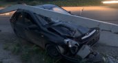 В Волжске водитель Lada Granta снес бетонный столб, превратив автомобиль в "металлолом"