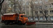В снежный день коммунальщики вышли на улицы Йошкар-Олы и чистят дороги
