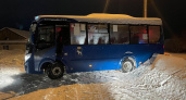 В Йошкар-Оле сотрудники Госавтоинспекции вытащили автобус из снежного плена