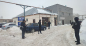 Попавший на “Рен ТВ” скандальный автосервис в Йошкар-Оле продолжает приемку: клиенты приезжают с ГБР