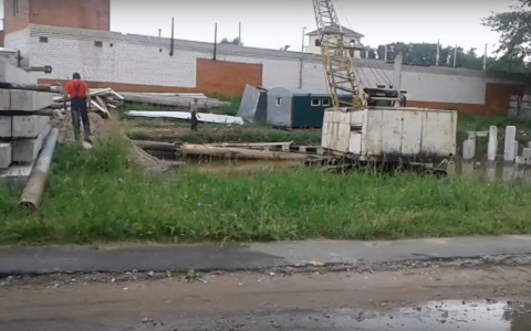 В Йошкар-Оле рабочие стройки залили водой целую улицу (ВИДЕО)
