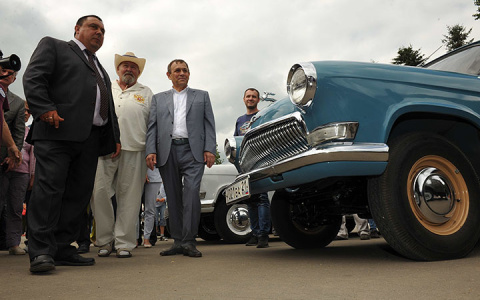 Знаменитая «Чайка» Раисы Горбачевой и не только: глава Марий Эл посетил выставку ретро-автомобилей