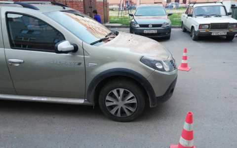 В Йошкар-Оле на прогулке 4-летний малыш попал под колеса авто