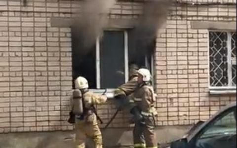 Пожар в Йошкар-Оле: из квартиры на первом этаже валит дым (ВИДЕО)