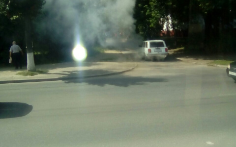 В Йошкар-Оле напротив магазина загорелась «четверка»