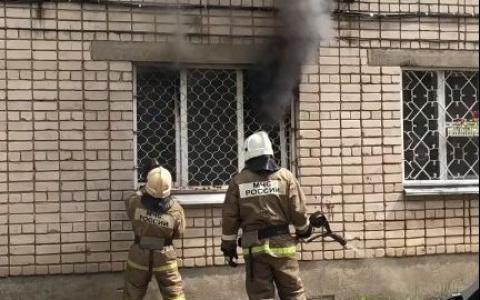 Подробности пожара в Йошкар-Оле: для тушения огнеборцы распилили решетку на окнах (ВИДЕО)