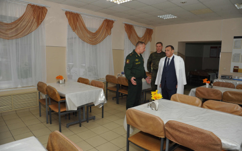 Глава Марий Эл Александр Евстифеев посетил военный госпиталь