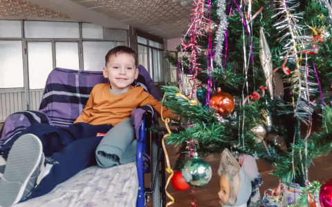 В Марий Эл 4-летний мальчик, страдающий страшным заболеванием, пытается встать на ноги