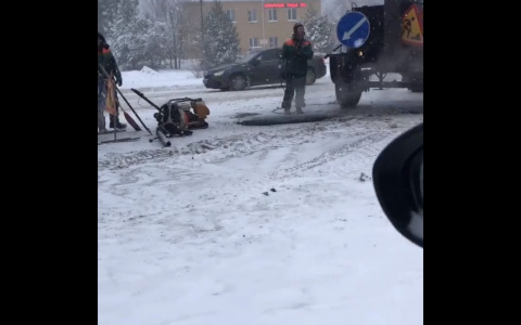 В Марий Эл дорожники в снег кладут асфальт (ВИДЕО)