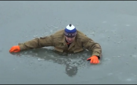 Спасатель-блогер прыгает в ледяную воду, чтобы показать йошкаролинцам, как выжить (ВИДЕО)