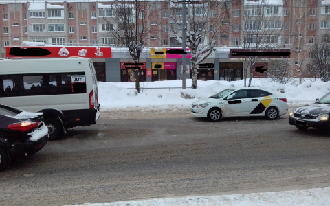 «Битва перевозчиков»: в Йошкар-Оле столкнулись маршрутка и такси