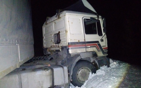 «Битва титанов»: в Марий Эл водитель КамАЗа «влетел» в грузовик с прицепом