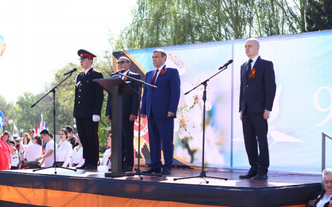Глава Марий Эл и мэр Йошкар-Олы возложили цветы к Монументу Воинской Славы