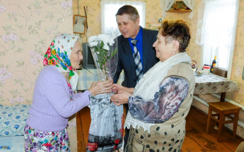 В Марий Эл поздравили женщину, отметившую свой 90-летний юбилей