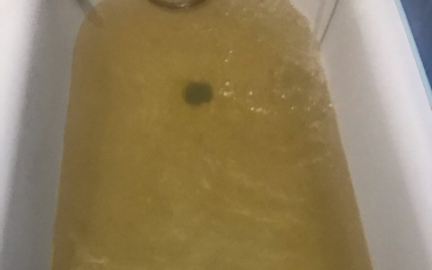 «Пахнет и желтого цвета»: куда обращаться йошкаролинцам, если из крана течет плохая вода