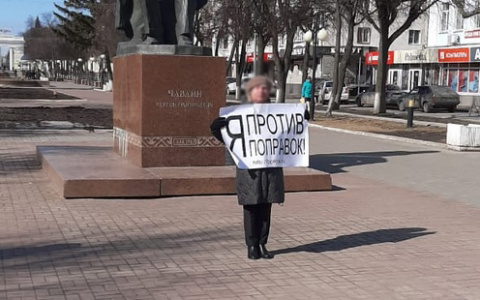 Йошкаролинка устроила одиночный пикет в центре города