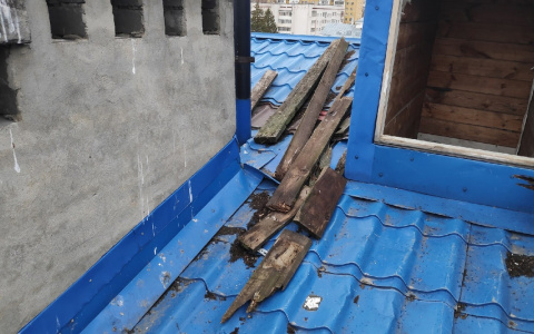 На одной из покатых крыш домов в Йошкар-Оле лежат большие гнилые доски