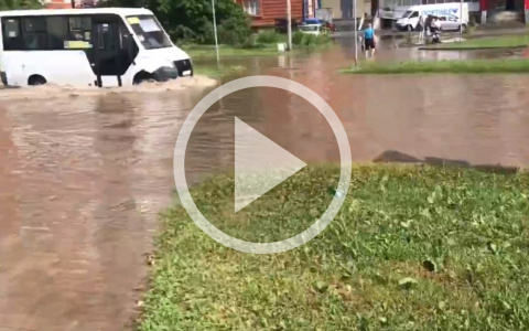 «Вода затопила даже тротуар»: одну из улиц Йошкар-Олы затопило после ливня